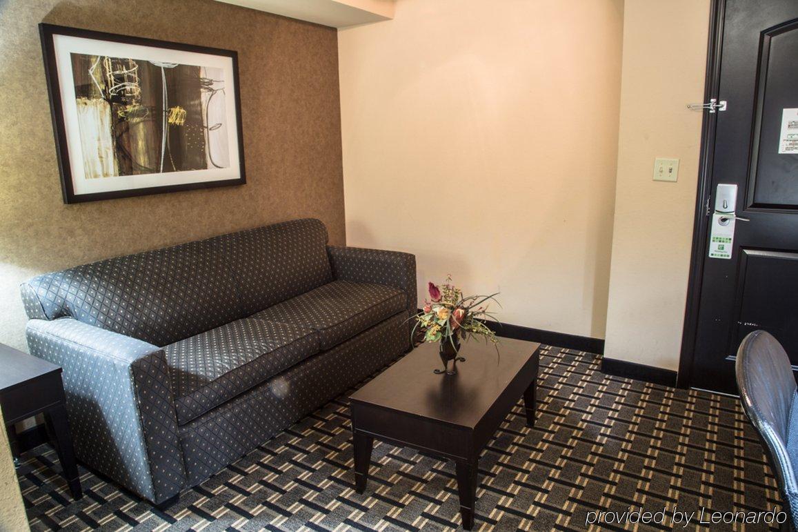 Holiday Inn Arlington Northeast By Ihg Exterior photo